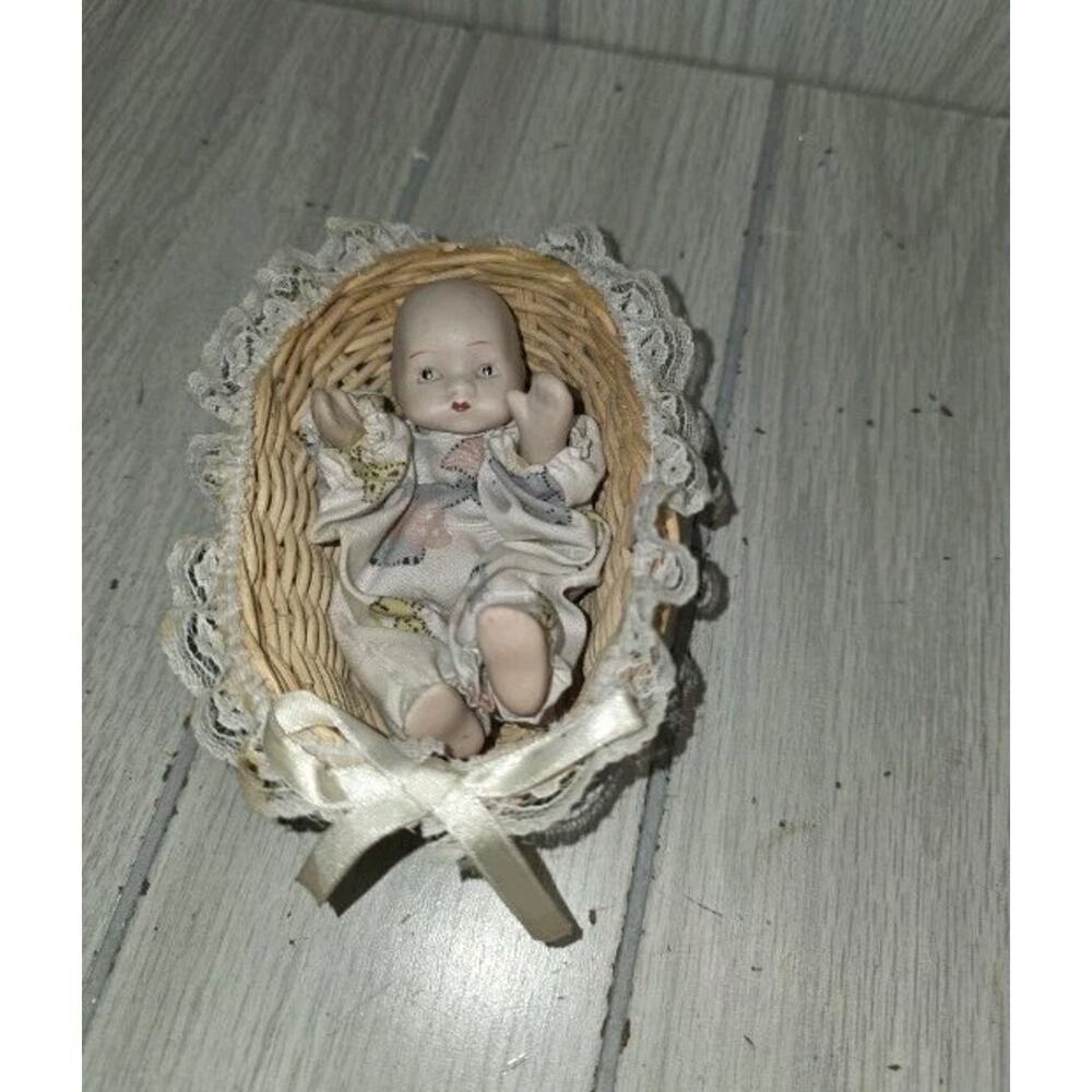 VTG Porcelain Sleeping Baby Doll Nestled Wicker Basket Lace Trim Artmark Mini 5"